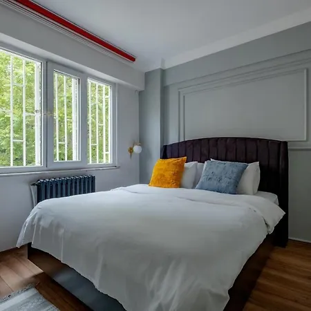 Bosphorus View With 2 Bedrooms And Location דירה איסטמבול